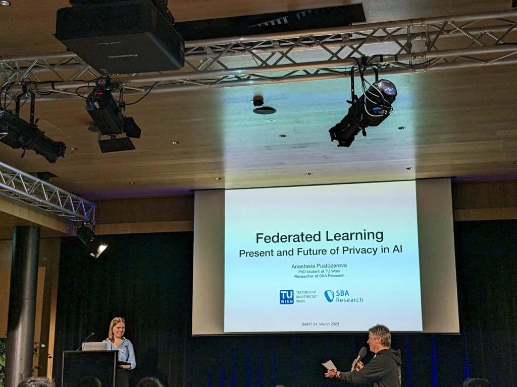 A talk with a presentation on a screen about Federated Learning