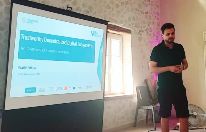 Walid presenting his reserach in Tours